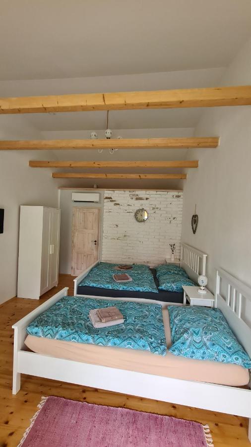 La Bobul Apartments Drnholec Екстериор снимка