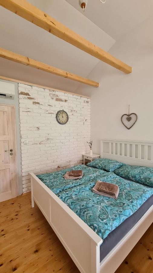 La Bobul Apartments Drnholec Екстериор снимка