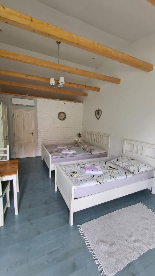 La Bobul Apartments Drnholec Екстериор снимка