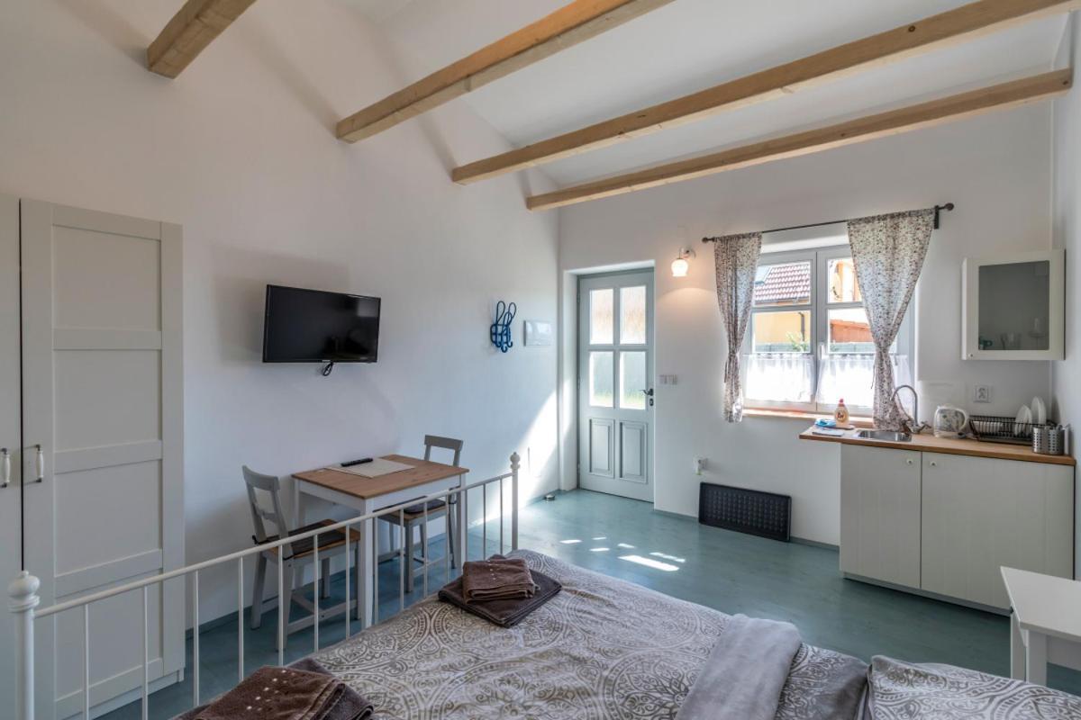 La Bobul Apartments Drnholec Екстериор снимка