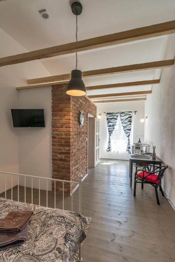 La Bobul Apartments Drnholec Екстериор снимка