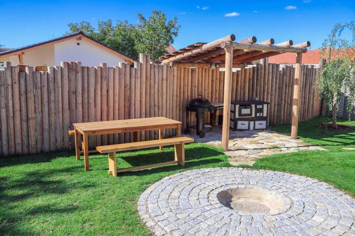 La Bobul Apartments Drnholec Екстериор снимка