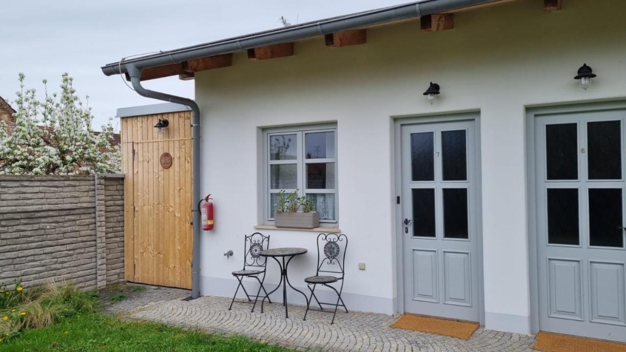 La Bobul Apartments Drnholec Екстериор снимка