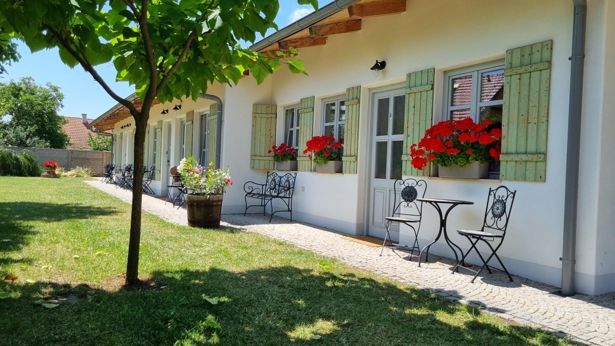 La Bobul Apartments Drnholec Екстериор снимка