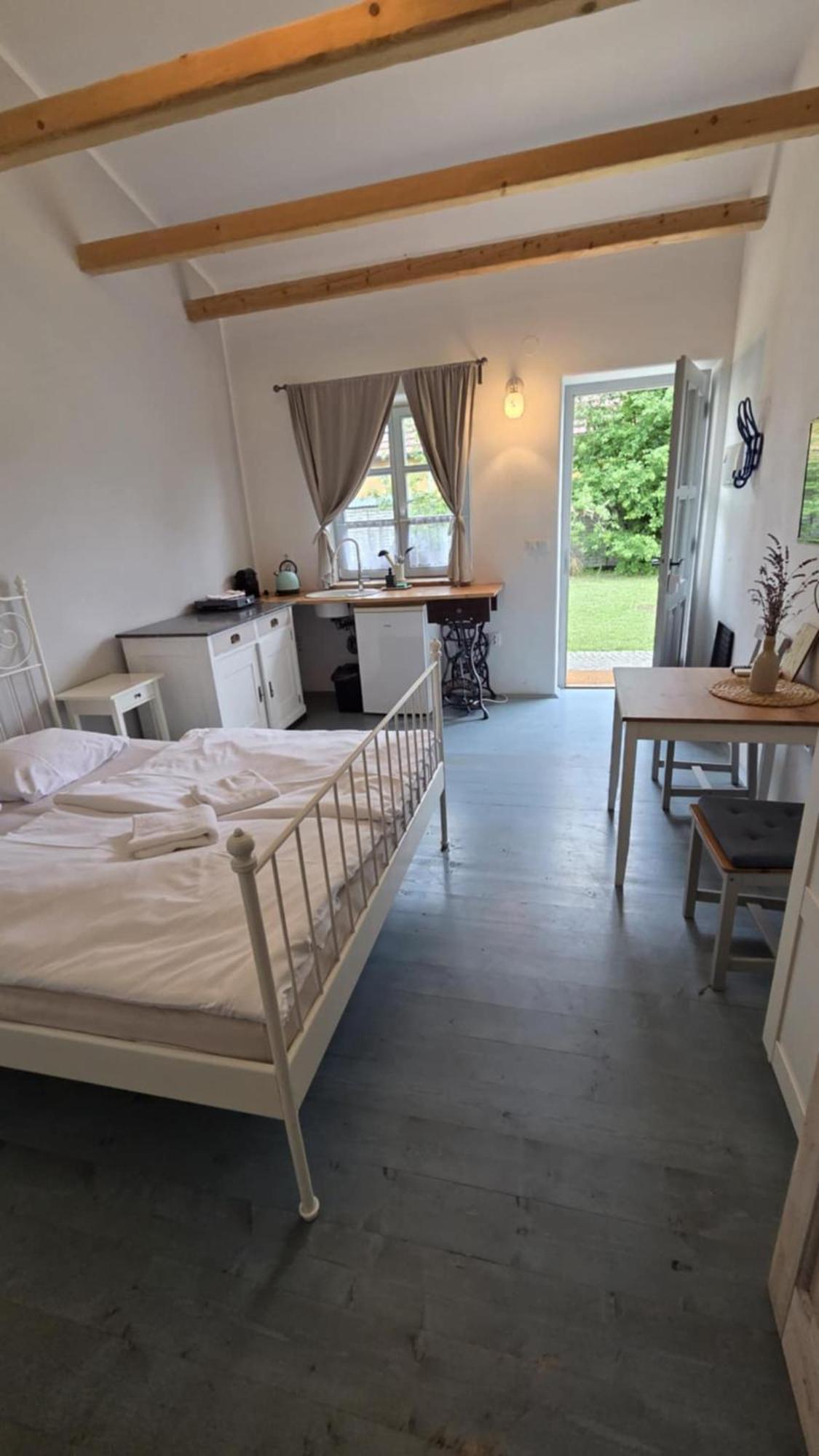 La Bobul Apartments Drnholec Екстериор снимка