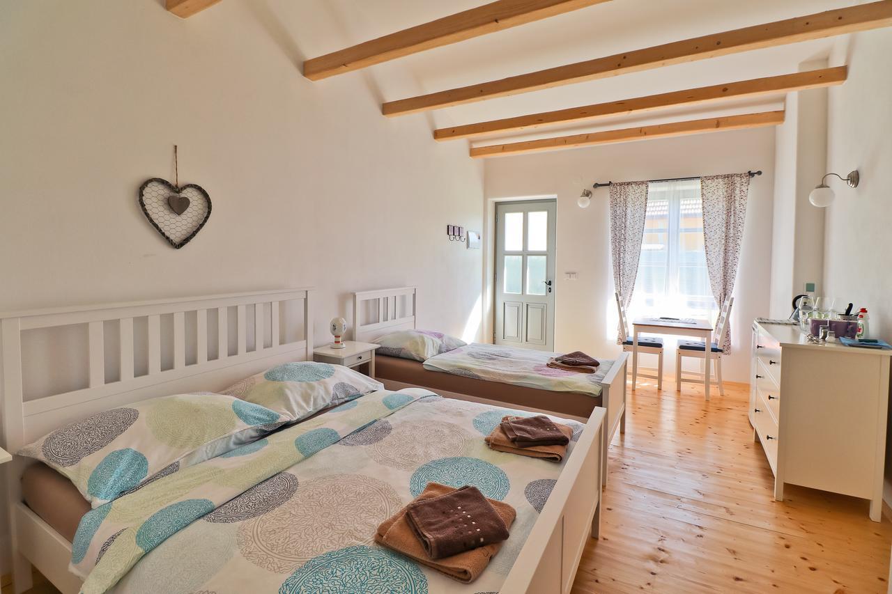 La Bobul Apartments Drnholec Екстериор снимка