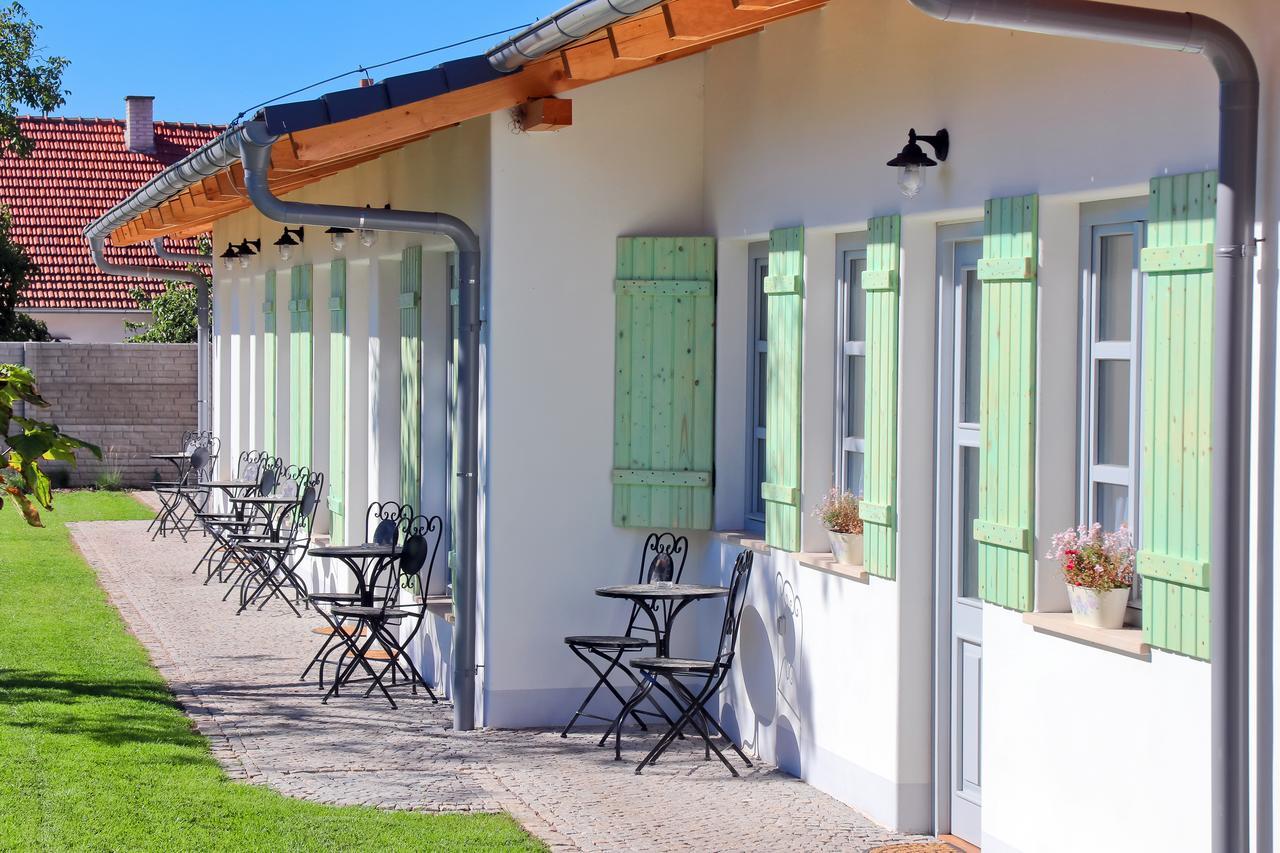 La Bobul Apartments Drnholec Екстериор снимка