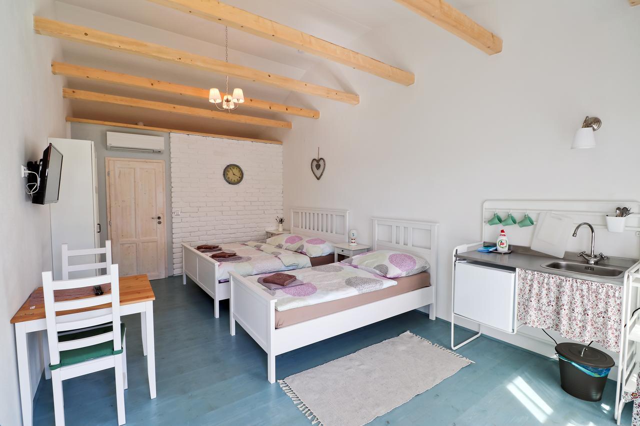 La Bobul Apartments Drnholec Екстериор снимка