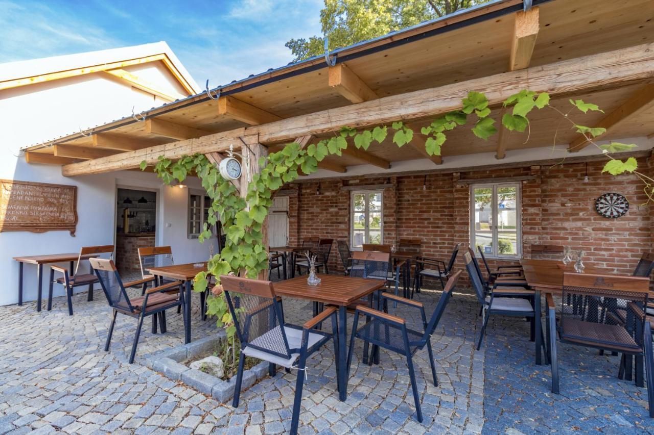 La Bobul Apartments Drnholec Екстериор снимка