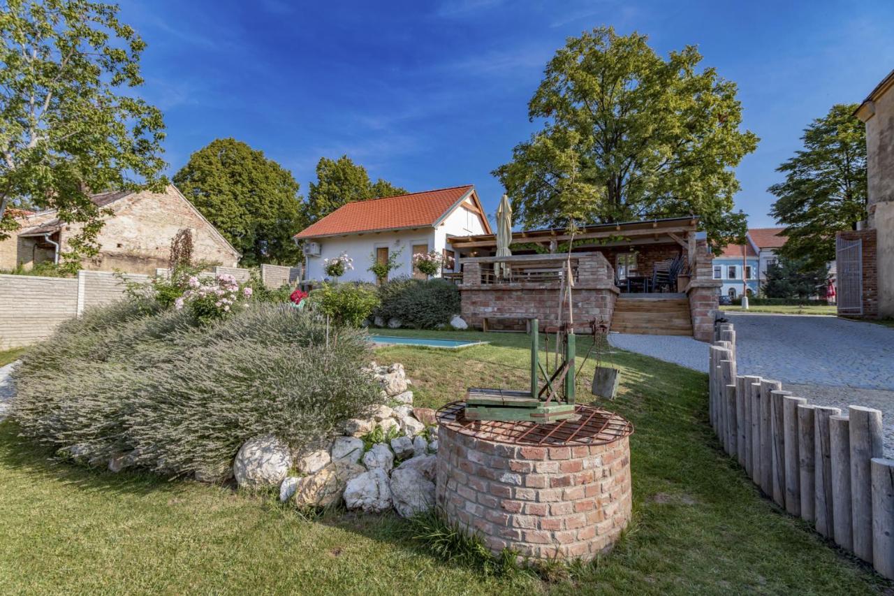 La Bobul Apartments Drnholec Екстериор снимка